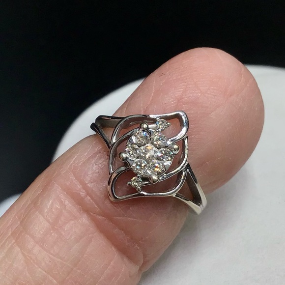 🌺14K White Gold and Diamond Ring - Picture 6 of 14